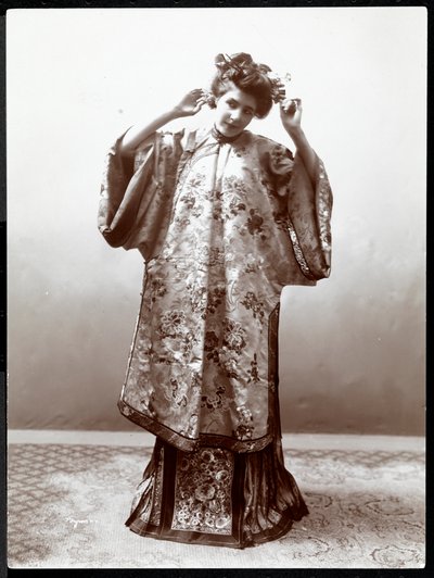 Una mujer modelando un kimono japonés, Nueva York, 1904 de Byron Company